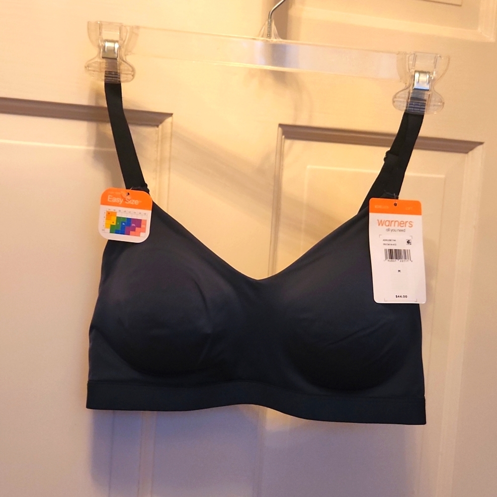 NEW.  WARNER'S NAVY WIRELESS LIFT BRA.  SIZE MEDIUM.